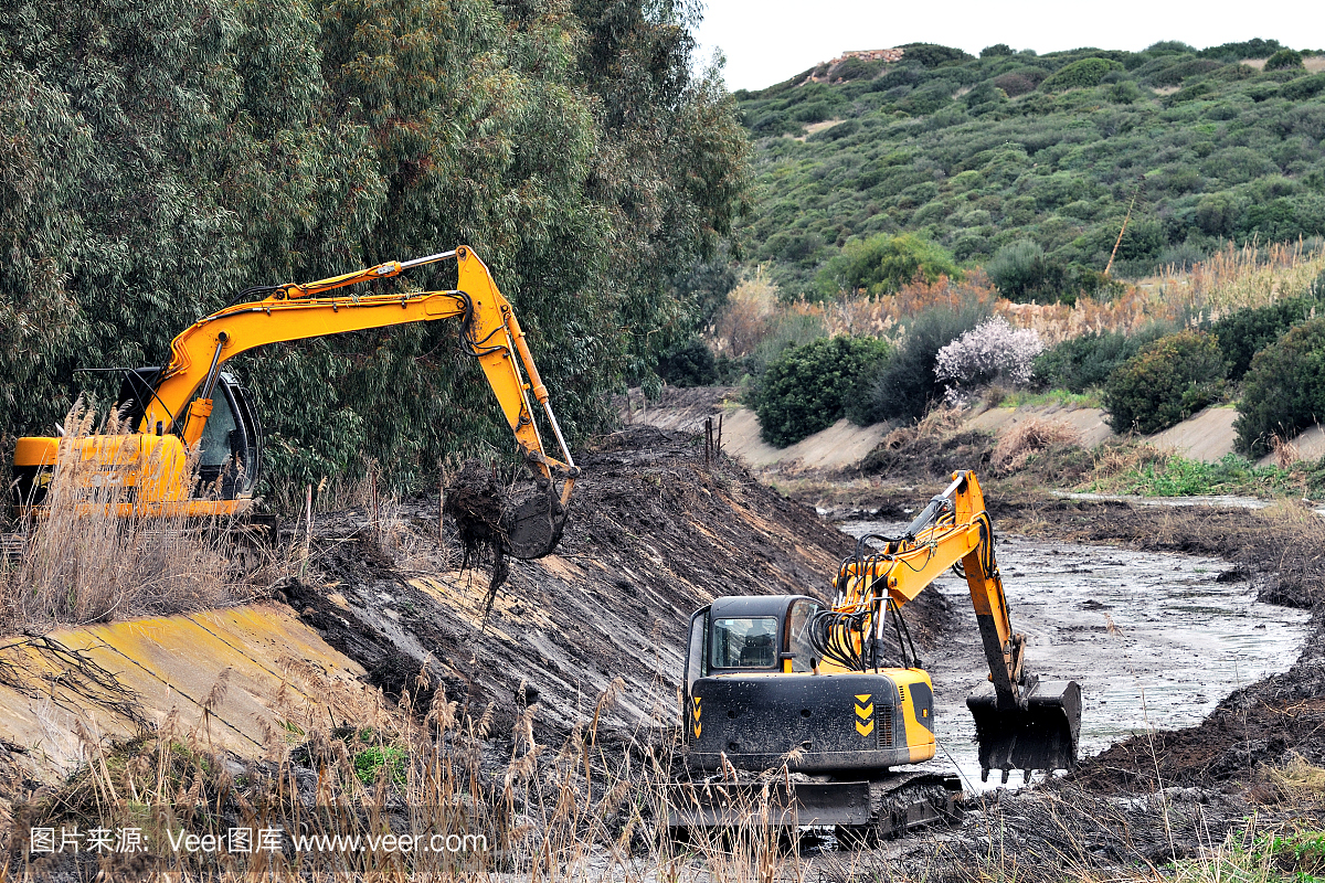 挖掘機(jī)在工作。
